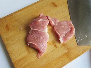 自制开胃下饭的沙茶肉末酱,先切成薄片,再用刀背剁一剁,让肉更有嚼劲