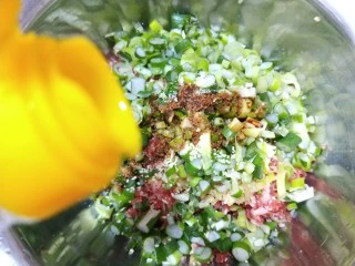 山西太原特色小吃，羊肉手抓饼,加入15克料酒。