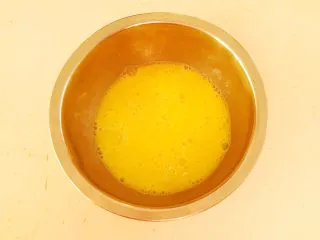 10分钟快手菜 番茄炒蛋,鸡蛋液打入碗中调匀