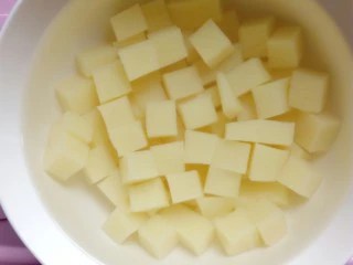 特色小吃米豆腐,放入清水里泡几分钟