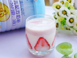 两分钟自制超nice的草莓奶昔,来一口～