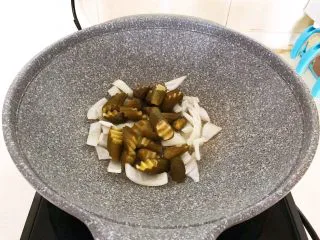 10分钟快手菜 肉粒多风味香肠炒俄式乳瓜,加入乳瓜