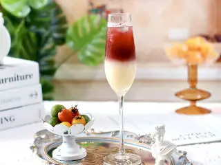 养乐多红酒气泡饮,颜色如红石榴一般鲜活好看，喝到嘴里的感觉是入口甘甜柔润，果香浓郁。