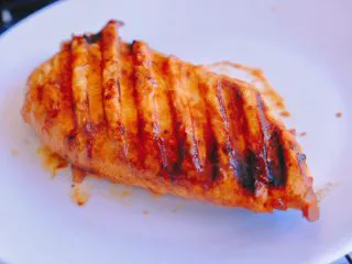 秘制异国风味鸡胸肉腌料&绝佳搭配 （减肥必备）,接下来介绍个BBQ鸡胸肉的绝配吃法哦 煎好的鸡胸肉放一边晾凉