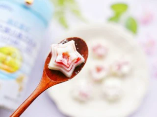 少女风的草莓牛奶冻,颜值棒棒哒。