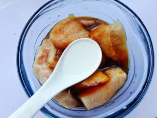 蜜汁香煎鸡胸肉,一勺料酒。