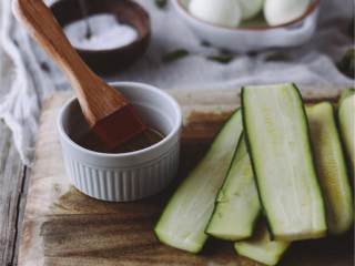 西西里风味奶酪焗西葫芦,预热烤箱至200摄氏度。