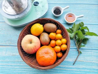 自制高颜值低卡水果茶,准备好所有食材。