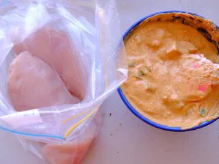 秘制异国风味鸡胸肉腌料&绝佳搭配 （减肥必备）,如上一个方子一样 准备封口袋 放入鸡胸肉