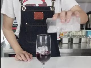 夏日水果气泡饮，长得漂亮还喝不胖,倒入适量冰块