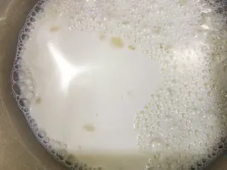 清火滋补之莲子双皮奶,加入到牛奶里搅拌均匀