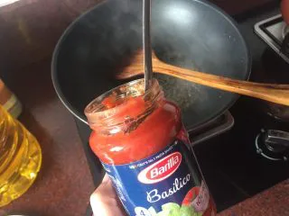 通心肠番茄意面,利用锅里的余油勺入两勺百味来罗勒风味番茄酱