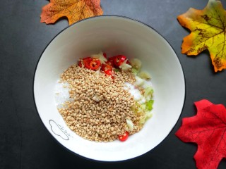 手撕茄子（内附万能凉拌汁做法）,一勺白芝麻。