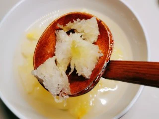 苹果银耳红枣汤,切小块