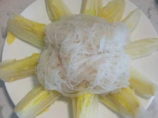 蒜蓉粉丝娃娃菜,将粉丝放的娃娃在上面