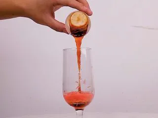 超满足的西柚果咖,喝一口幸福感爆棚,倒入西柚果浆