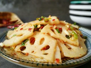 凉拌麻辣藕片,装盘淋香油即可！口感清脆入味！ 喜欢就关注我吧~~