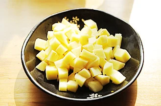 金灿香滑风味十足的异国料理【牧羊人派】,土豆去皮切小块，放入蒸锅蒸熟；