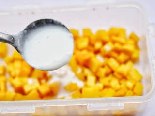 香甜爽滑的芒果牛奶布丁,倒入混合好的牛奶。