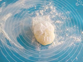 #地方特色小吃# 自制龙抄手,醒好的面团,放案板上,撒些干面粉,用擀面杖擀开