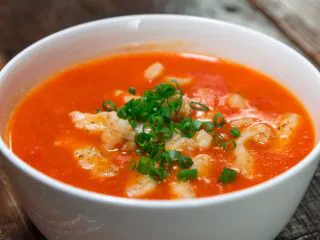 能吃下一盆米饭的------茄汁龙利鱼,撒上一些葱花装饰，一碗酸甜可口的番茄龙利鱼就做好啦~