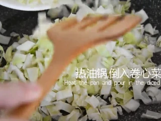 福清番薯丸这么经典的小吃你会做吗?,热油锅,倒入卷心菜丁