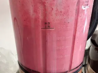 杨梅奶昔西米露,40秒后,杨梅奶昔就打好了。