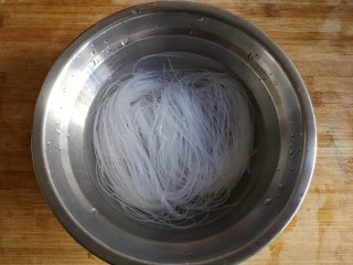 蒜蓉粉丝开背虾,粉丝一小把,用温水泡软。