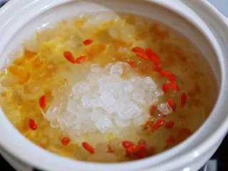 桃胶皂角米雪燕羹,加入冰糖