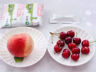 水蜜桃车厘子奶昔,首先备齐榨奶昔的所有的食材。