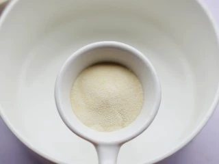 少女风的草莓牛奶冻,吉利丁粉倒入温水中搅拌至融化。