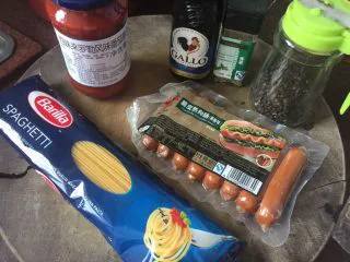 通心肠番茄意面,准备好材料