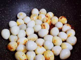 香辣啤酒鹌鹑蛋,加入鹌鹑蛋