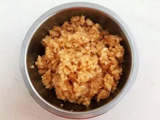 百搭风味辣椒酱,把苹果削皮后切成苹果末