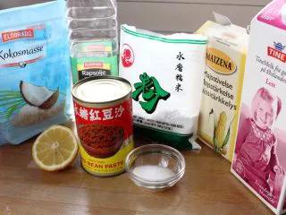 闽台风味茶点心豆沙糯米糍, 1．材料：糯米粉 150克，玉米淀粉50克，糖 25克，油15克，牛奶 250克，柠檬汁、豆沙、椰蓉丝适量。