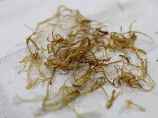 南法风味香煎银鳕鱼,炸到油水分离 沥干撒上少许盐。