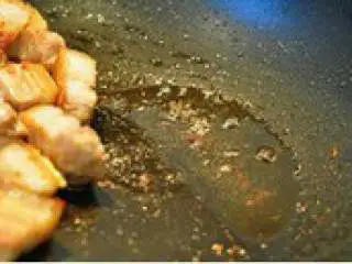 东南亚风味红烧肉,锅里什么都不放，开火，把五花 肉肉皮或者侧面朝下，中途注意 翻面，直到把一部分肥油爆出来 （个人觉得也不要爆太干，否则 口感不好），然后把肉盛起，爆 出来的油留在锅里。