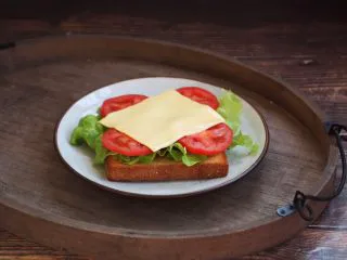 冬阴功风味蒸烤鸡胸佐时蔬配吐司切片,在烤好的土司上上放上生菜、番茄片和芝士，