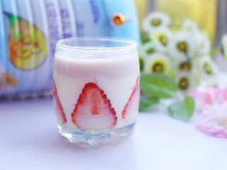 两分钟自制超nice的草莓奶昔,超好喝的草莓奶昔就做好啦。