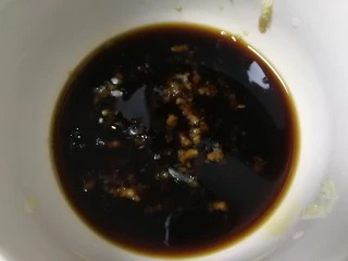 黄瓜凉拌金针菇,调一下料汁：放入蒜泥，2汤匙生抽➕3汤匙香醋。