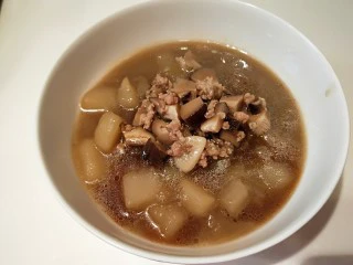 河北宣化特色小吃\卤菜\蒸莜面,先把卤菜成入碗中,倒入米醋,辣椒油,这碗不吃辣没加。