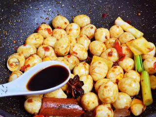 香辣啤酒鹌鹑蛋,加入生抽