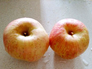 百香果苹果汁（排毒养颜）,准备好洗好的苹果用一个就可以了