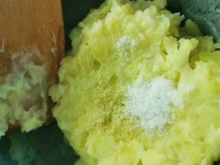 贵阳小吃洋芋粑,加入适量盐和鸡粉。