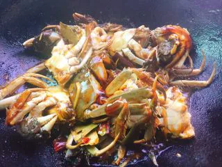 家常菜+红烧大闸蟹,保持小火翻炒均匀