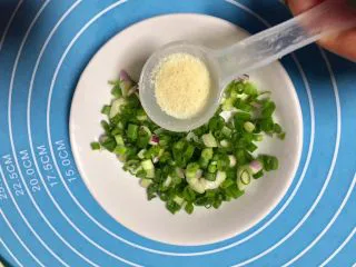 #做年货手工小吃#芝麻葱香排叉 ,香葱切葱花放入调味盐