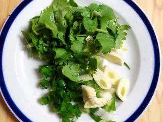 番茄金针菇汤,葱、蒜、香菜切碎待用。