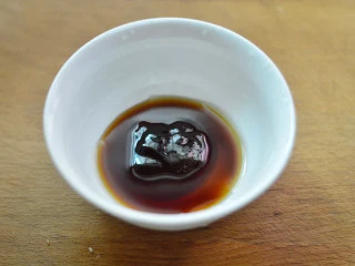 黑椒牛肉杏鲍菇,取一个碗，调入蚝油、酱油和料酒