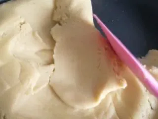 消暑小吃——绿豆糕,看到抱团后加入糖，再翻炒一会就可以了