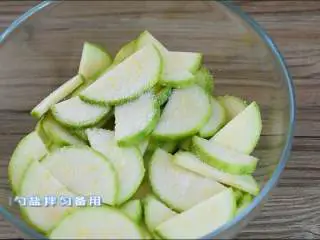 西葫芦炒肉片—从小吃到大的家常菜,简单易学哦,西葫芦切片,加入1勺盐拌匀备用。